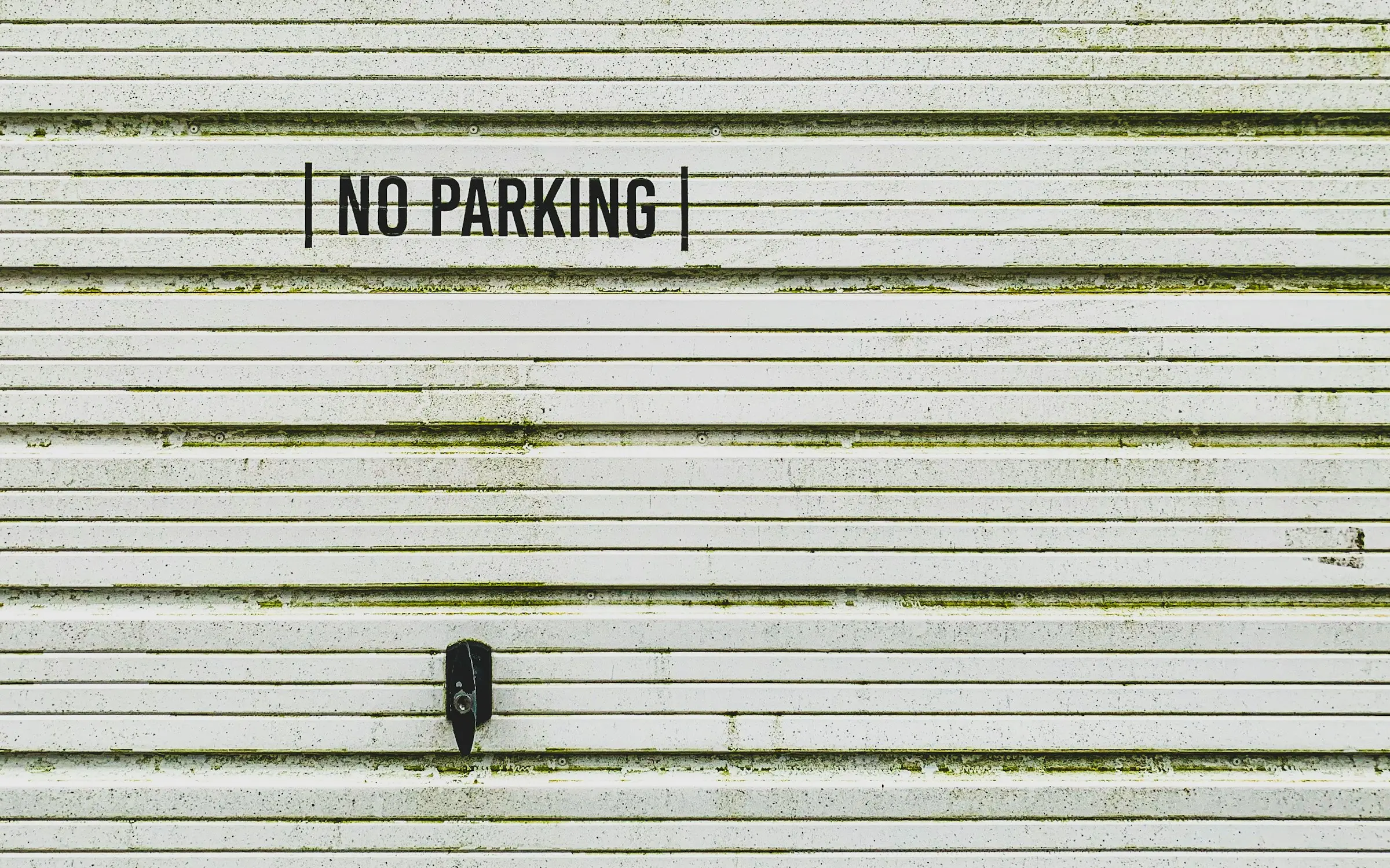 | NO PARKING |
